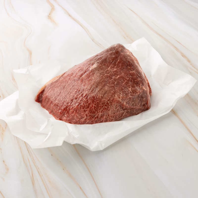 Rohes Fleisch auf weißem Papier