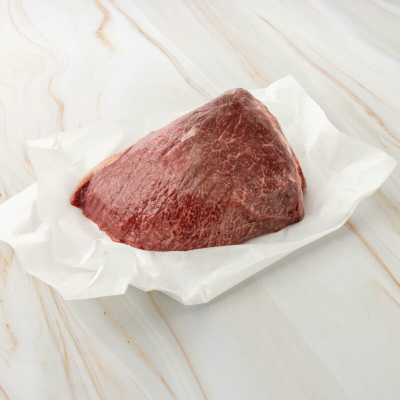 Rohes Fleisch auf weißem Papier