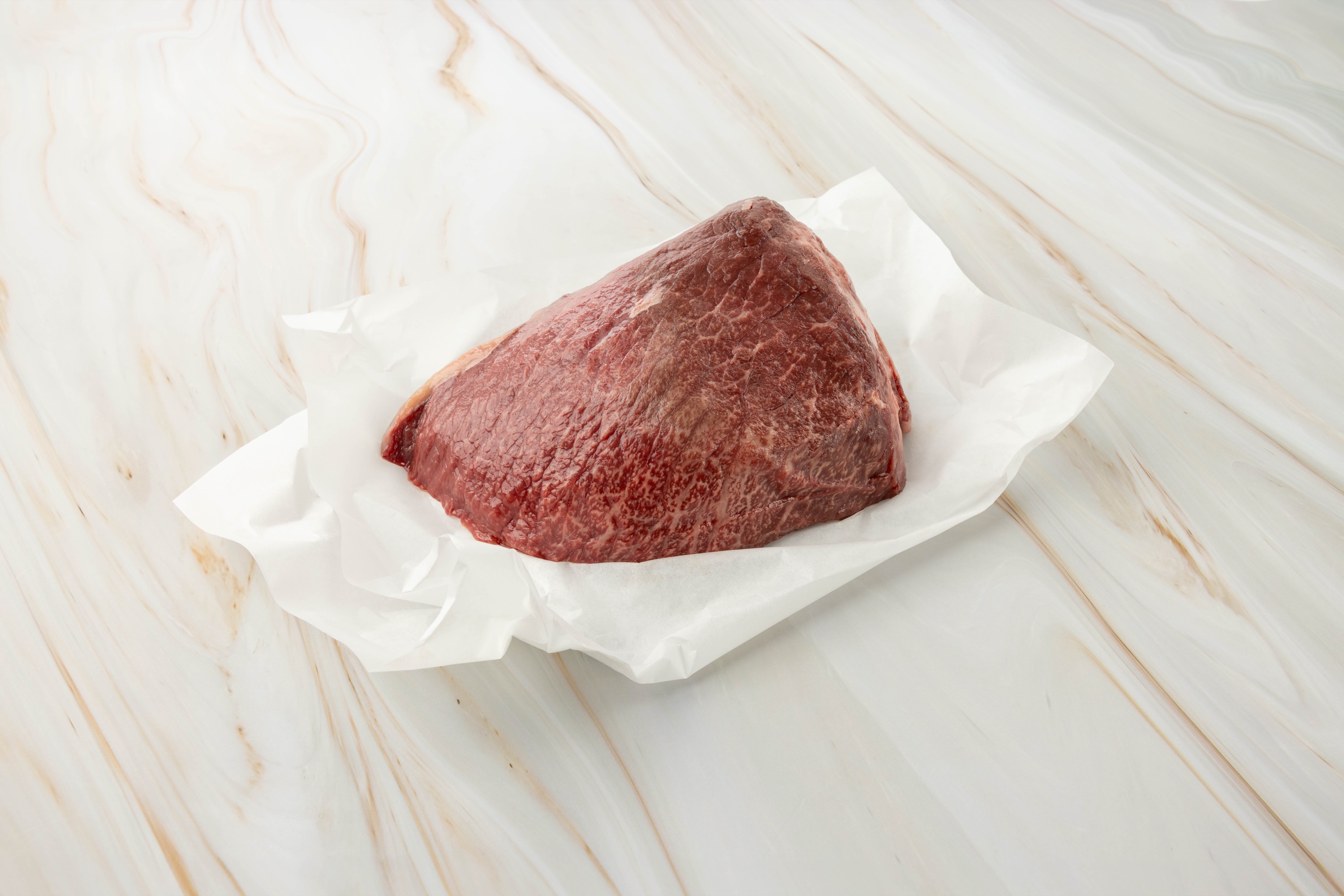 Rohes Fleisch auf weißem Papier