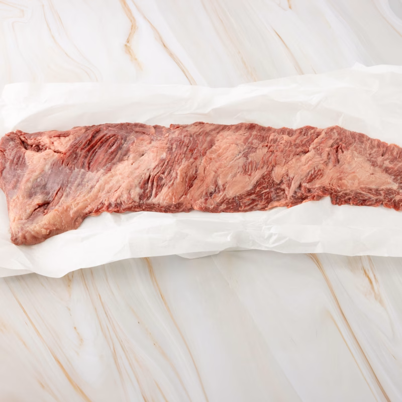 Rohes Flap Steak auf Papier