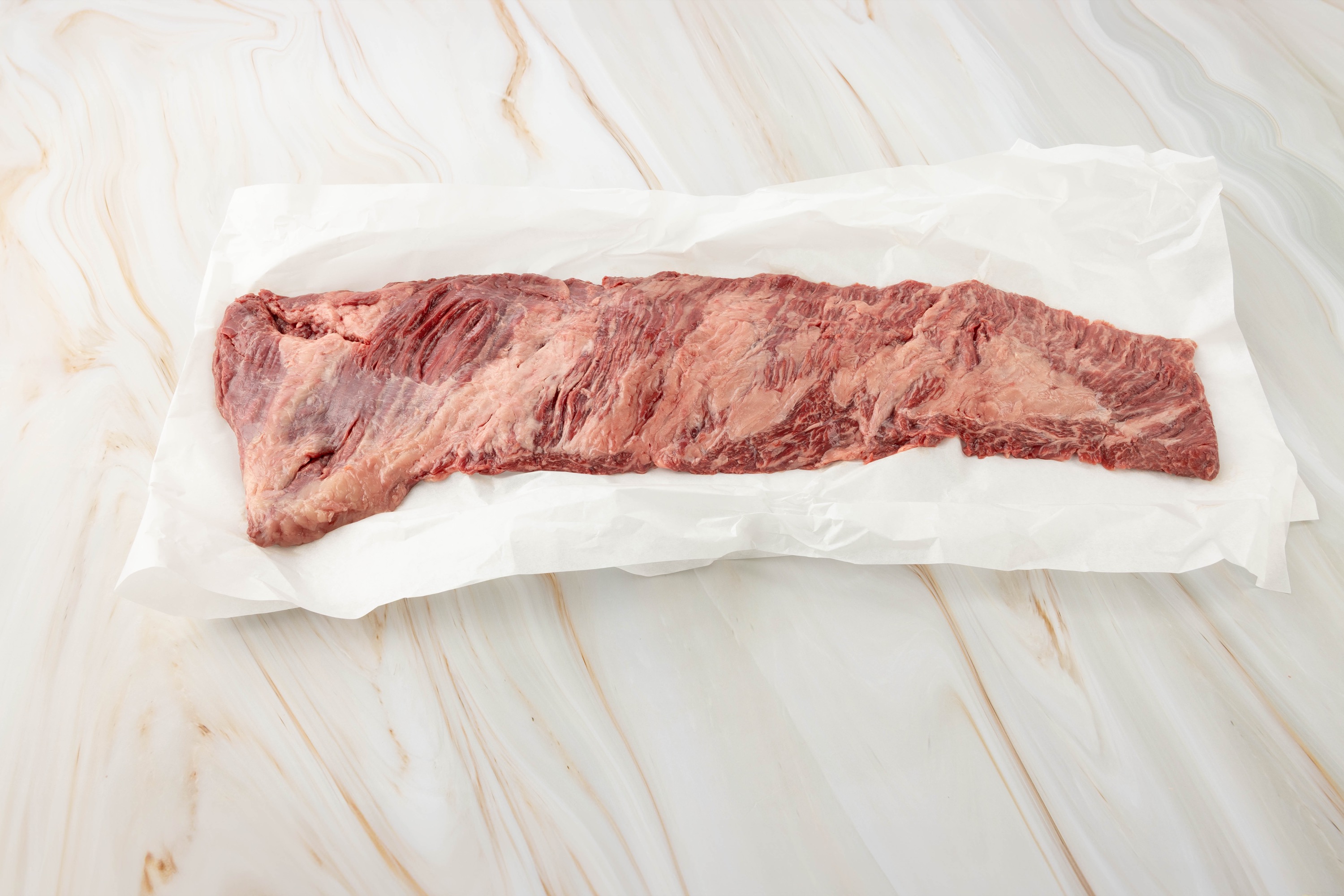 Rohes Flap Steak auf Papier