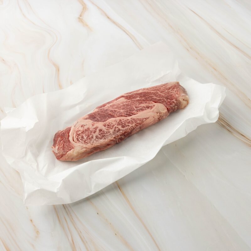 Rohes Fleisch auf weißem Papier