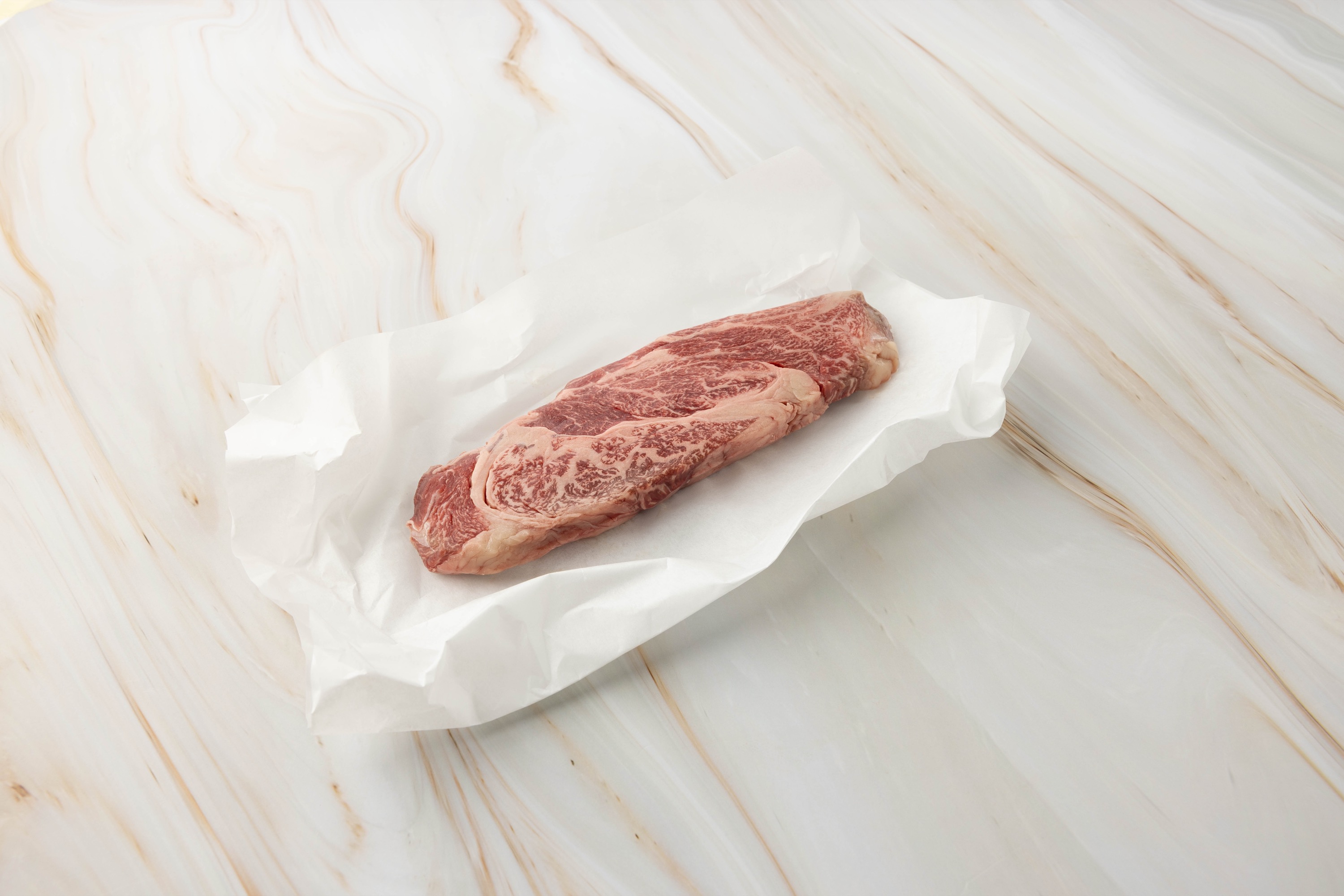 Rohes Fleisch auf weißem Papier