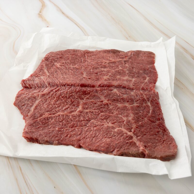 Rohes Fleisch auf weißem Papier, wagyu roulade