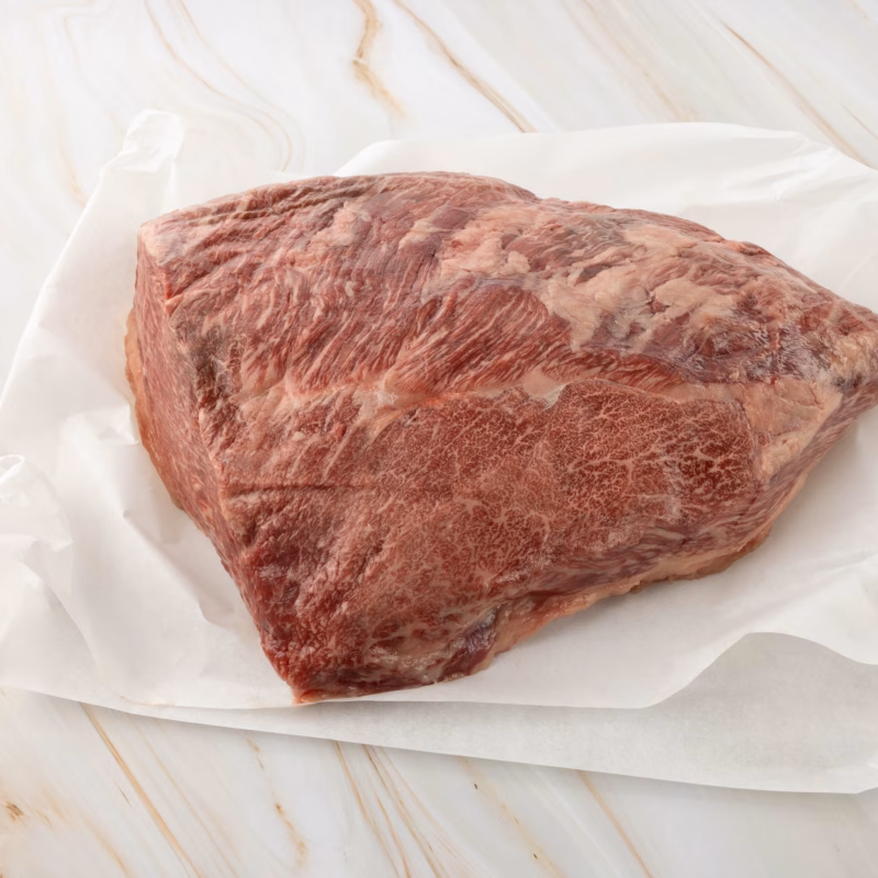 Rohes Stück Fleisch auf Papier