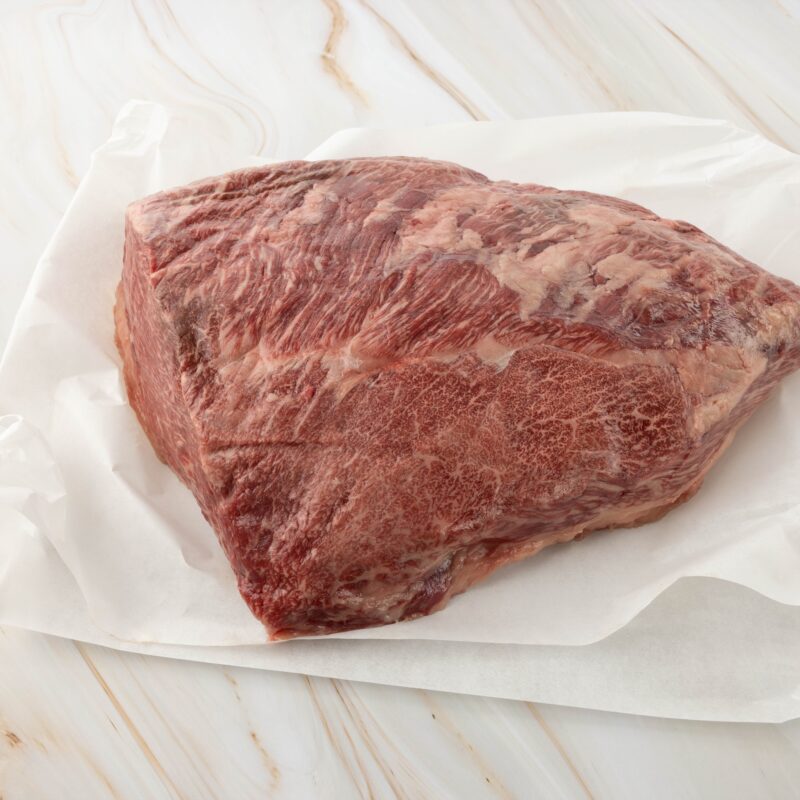 Rohes Stück Fleisch auf Papier