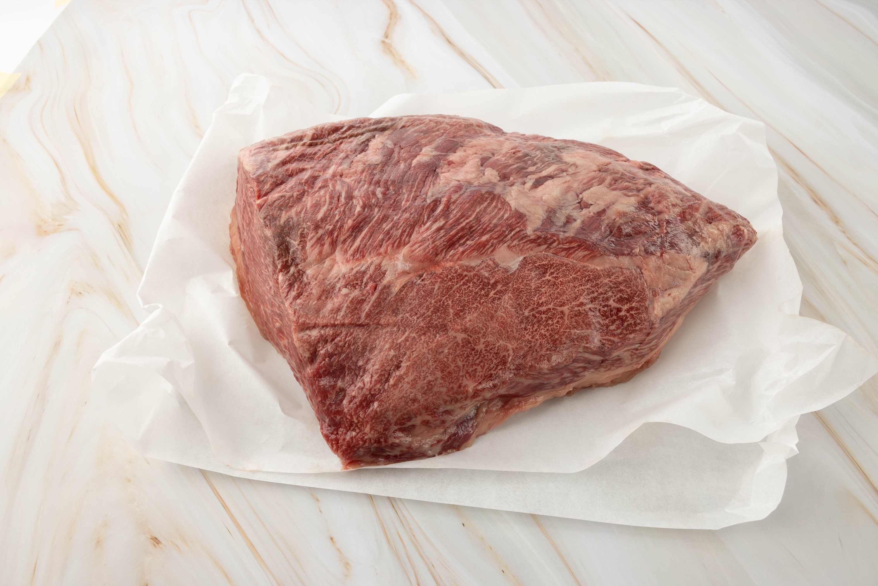 Rohes Stück Fleisch auf Papier