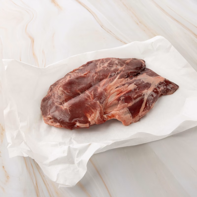 Rohes Fleisch auf weißem Papier, wagyu spider steak