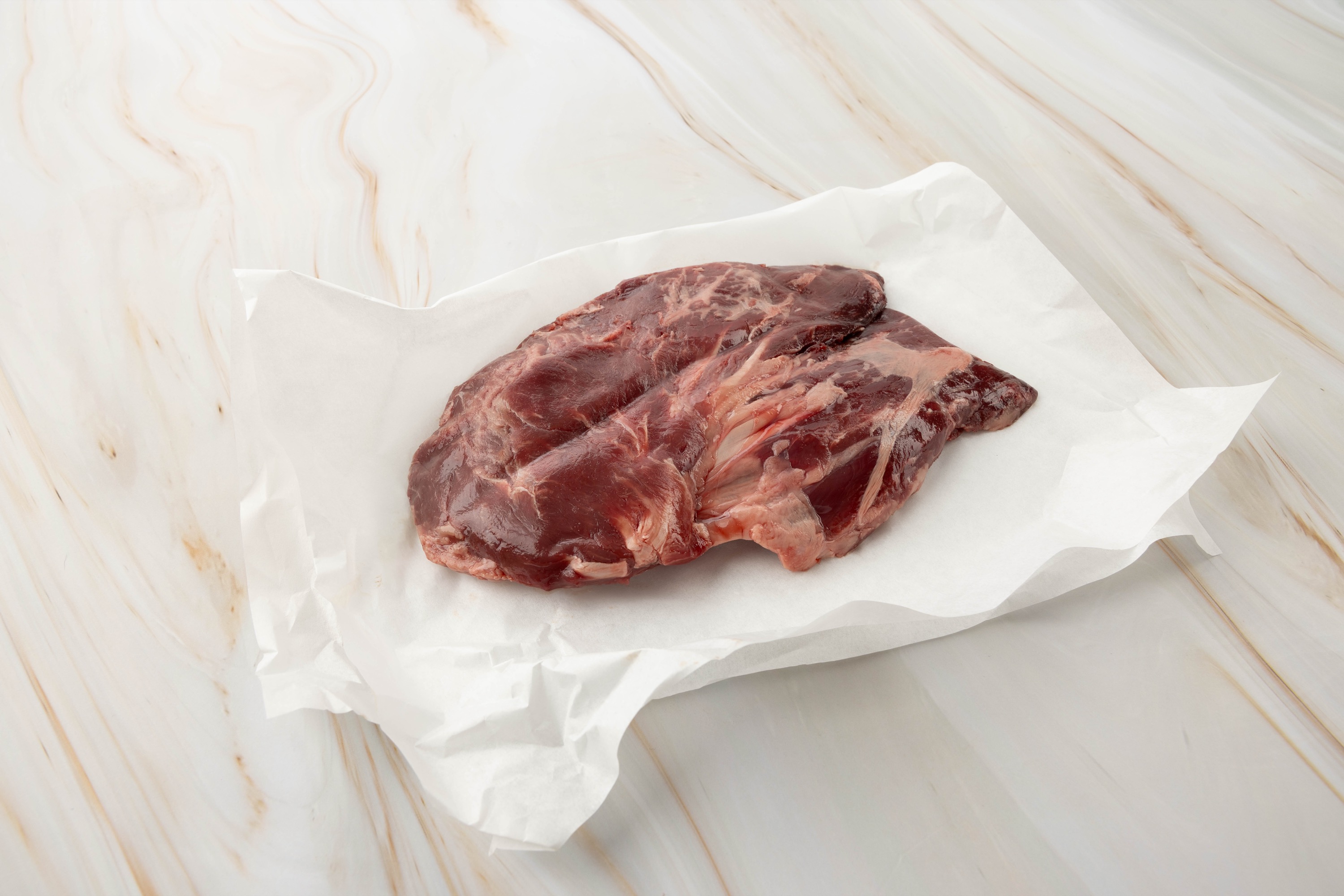 Rohes Fleisch auf weißem Papier, wagyu spider steak