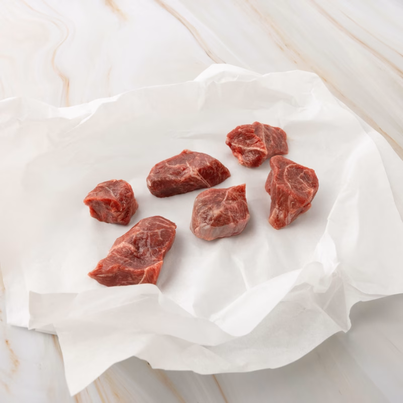 Rohes Fleisch auf weißem Papier
