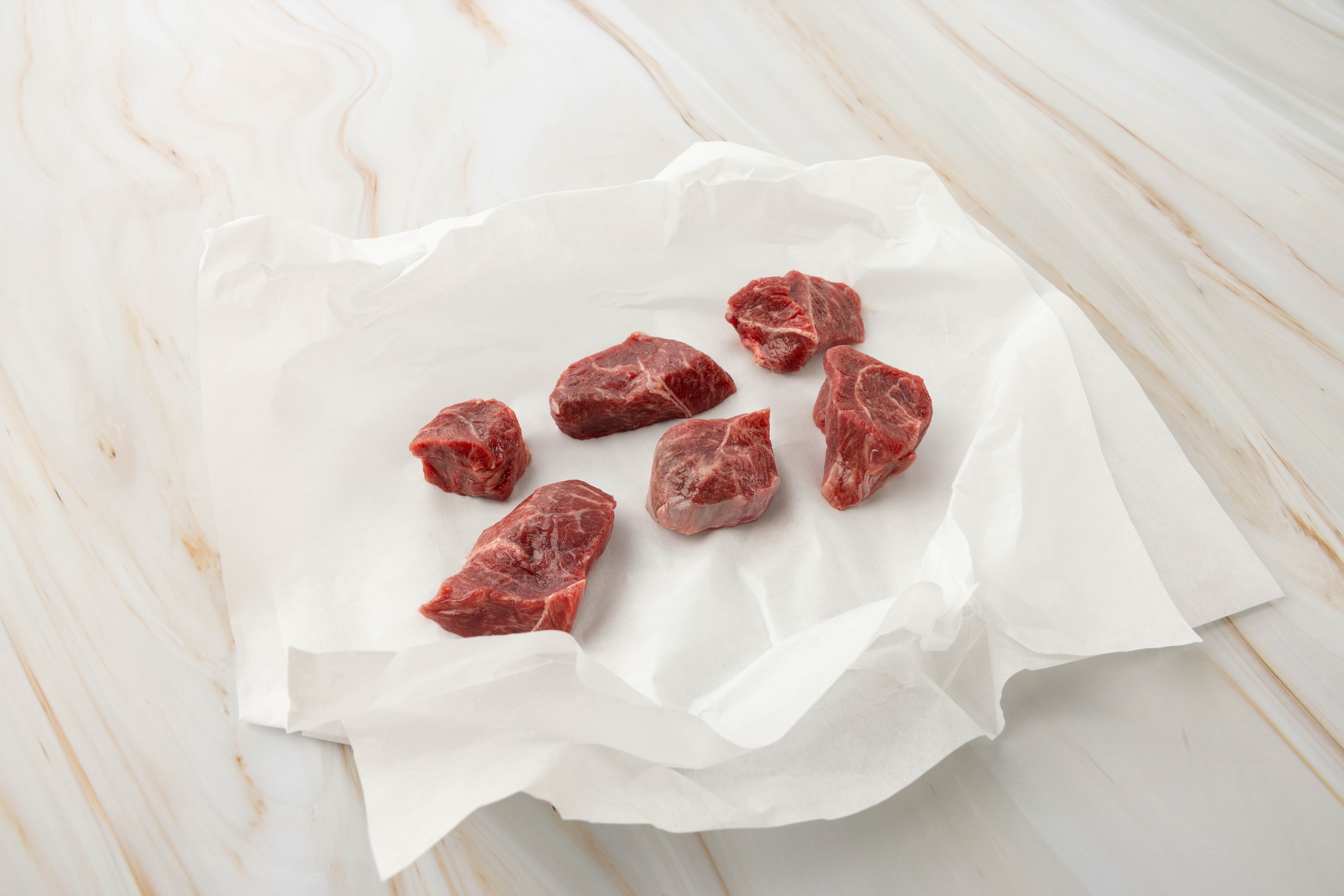 Rohes Fleisch auf weißem Papier