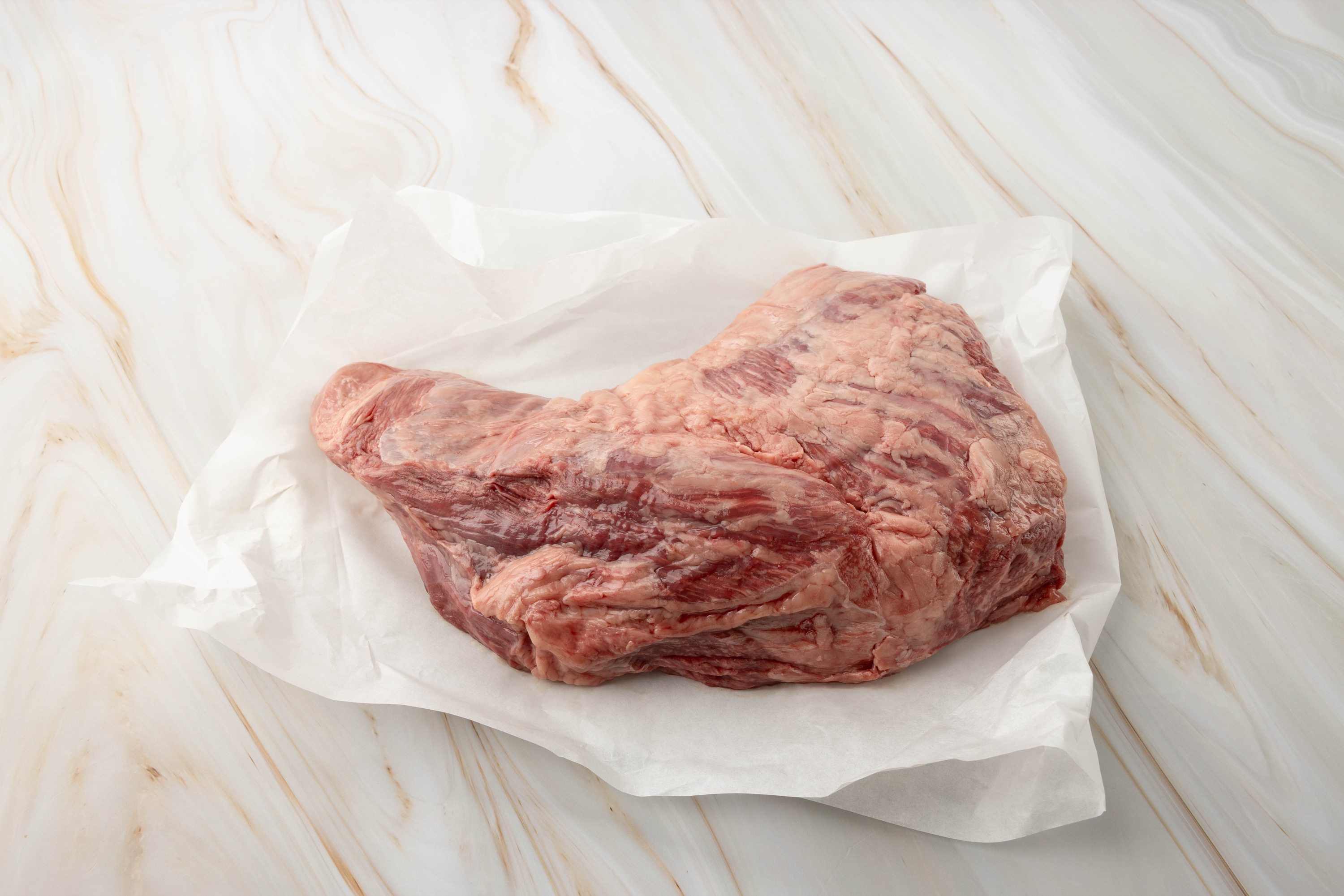 Rohes Fleischstück auf Papier