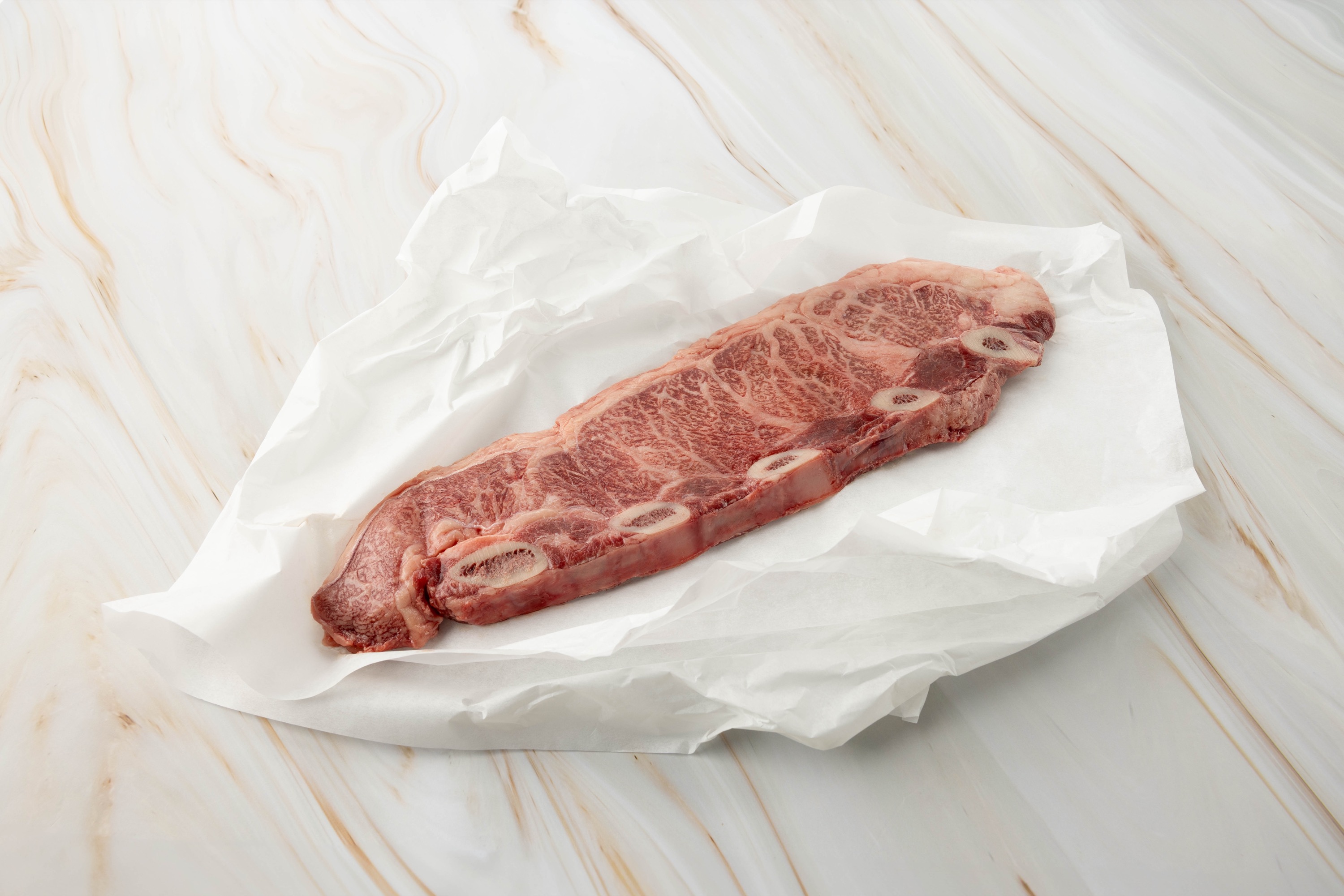 Rohes Short Rib Steak auf Papier