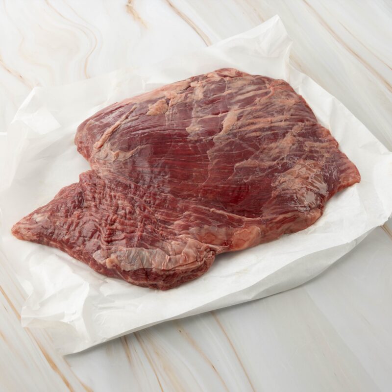 Rohes Flanksteak auf Papier
