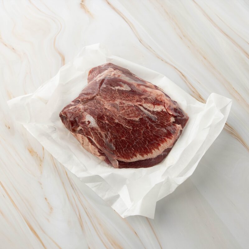 Rohes Fleisch auf weißem Papier