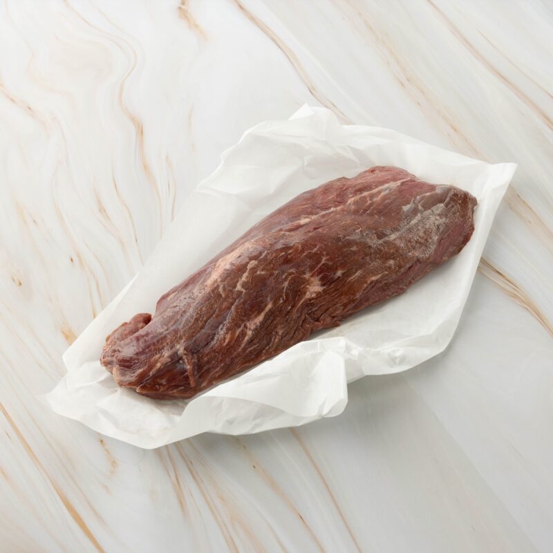 Rohes Fleisch auf weißem Papier