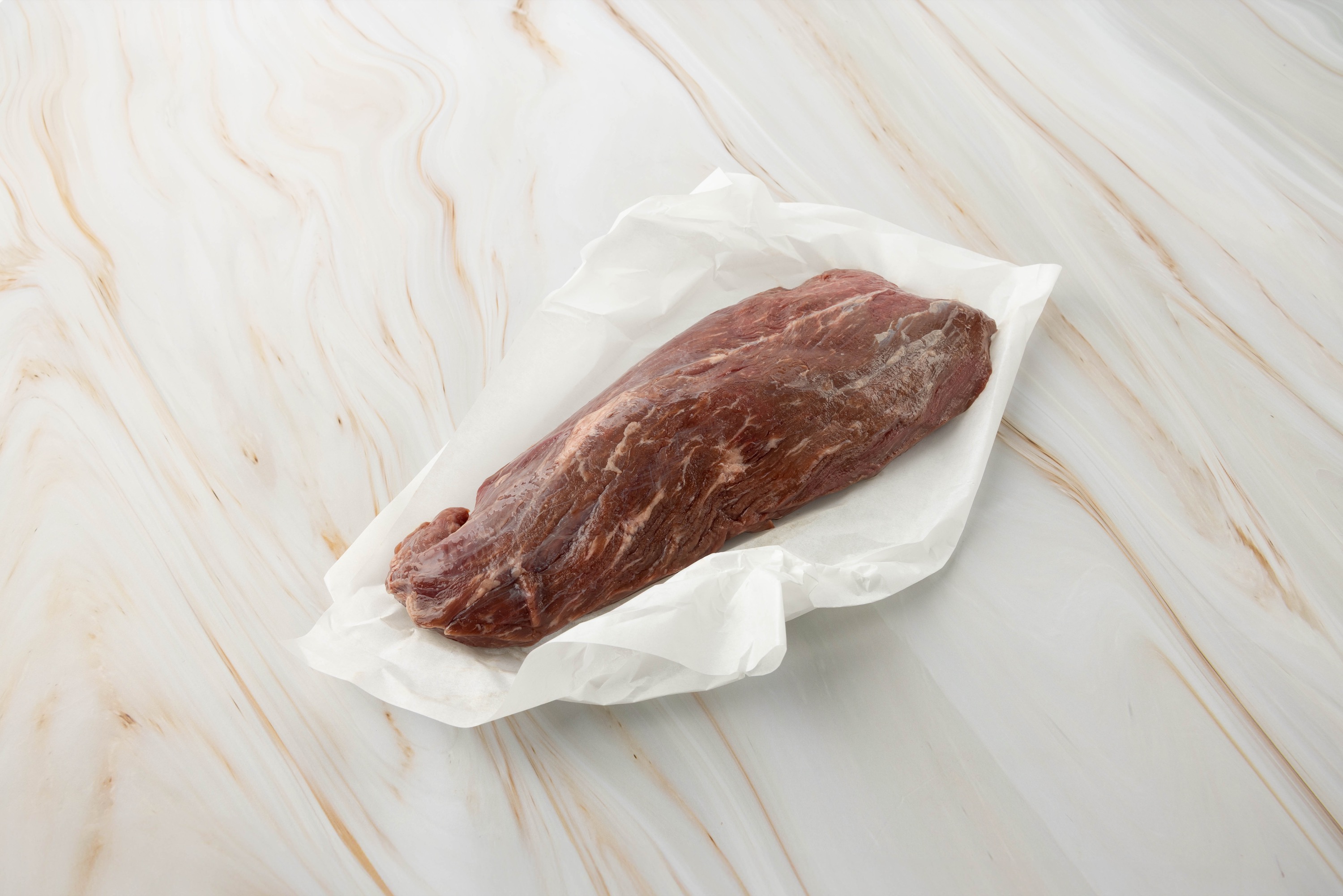 Rohes Fleisch auf weißem Papier