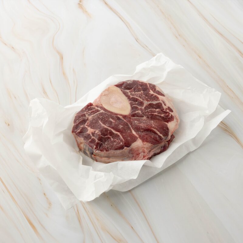 Rohes Ossobuco auf weißem Papier