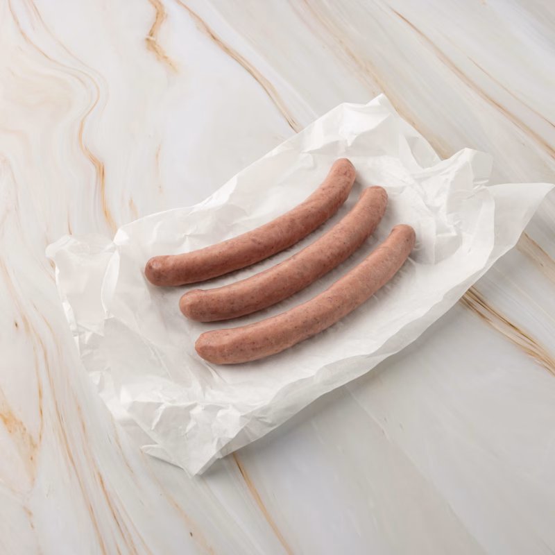 Drei ungekochte Würstchen auf Papier