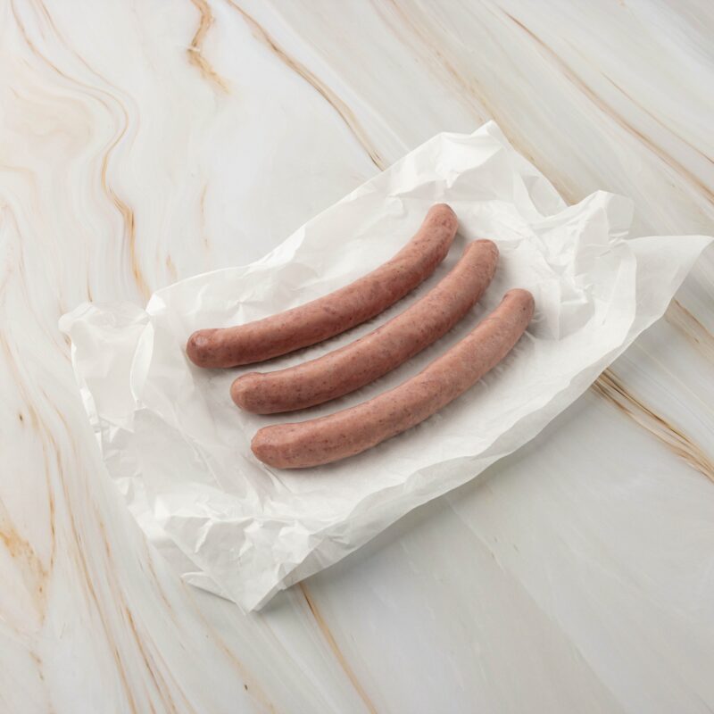 Drei ungekochte Würstchen auf Papier