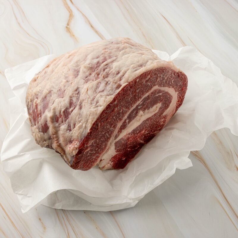 Rohes Fleischstück auf weißem Papier