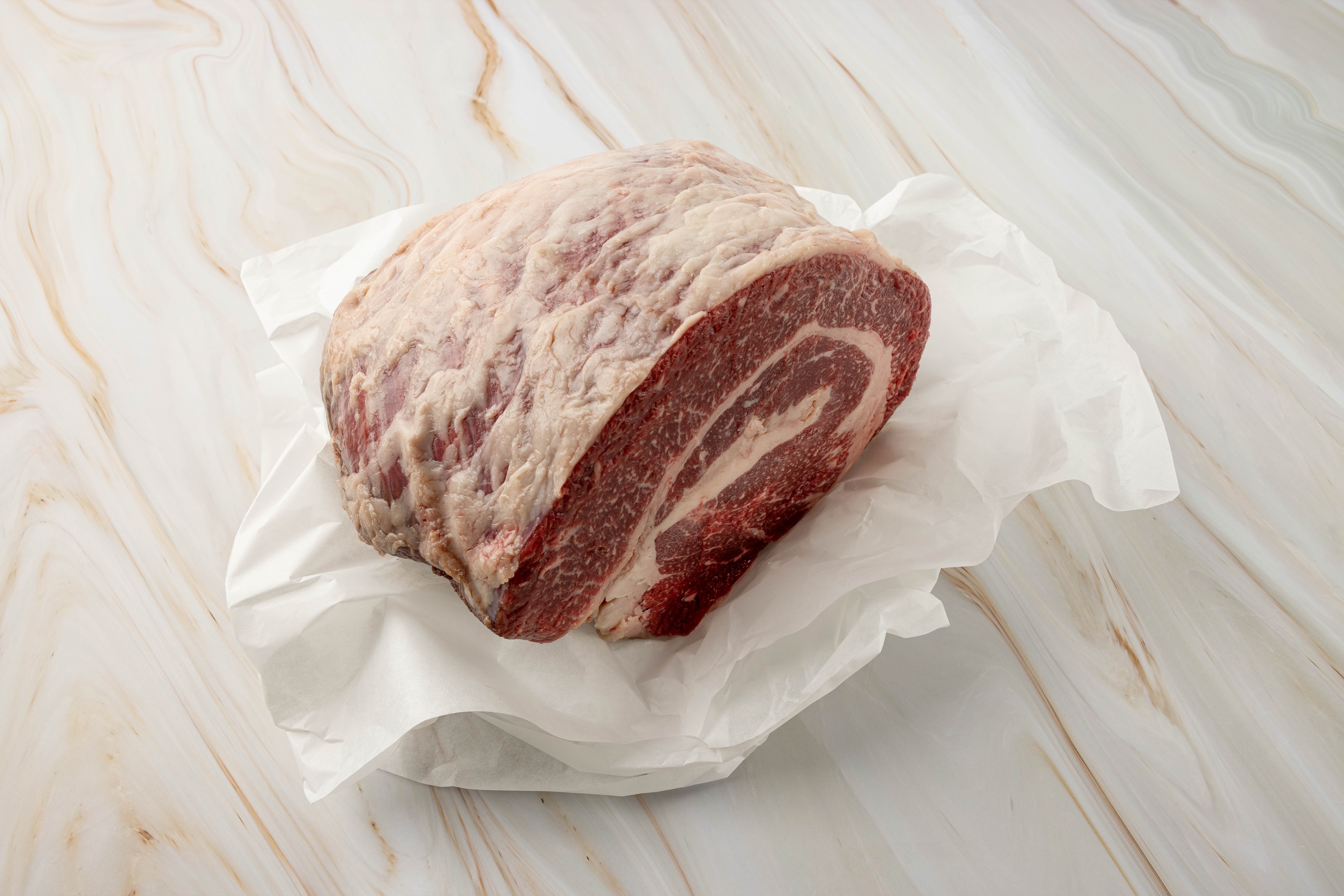 Rohes Fleischstück auf weißem Papier