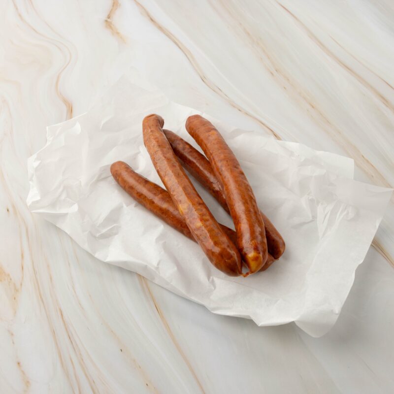 Drei Würstchen auf weißem Papier, cheese-jalapeno-krainer, chili-cheese-krainer