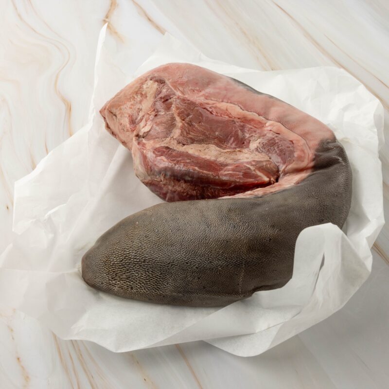 Rinderzunge auf weißem Papier