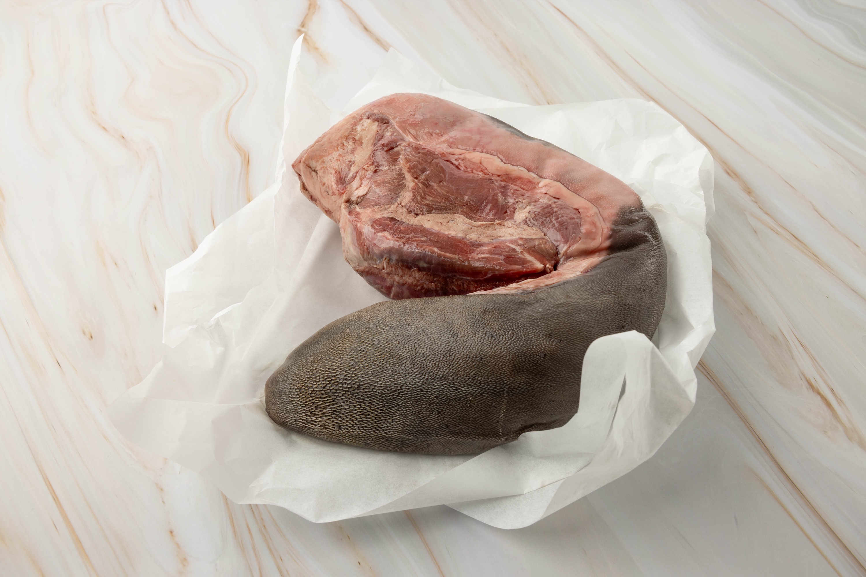 Rinderzunge auf weißem Papier