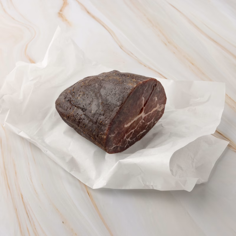 Stück Speck auf weißem Papier