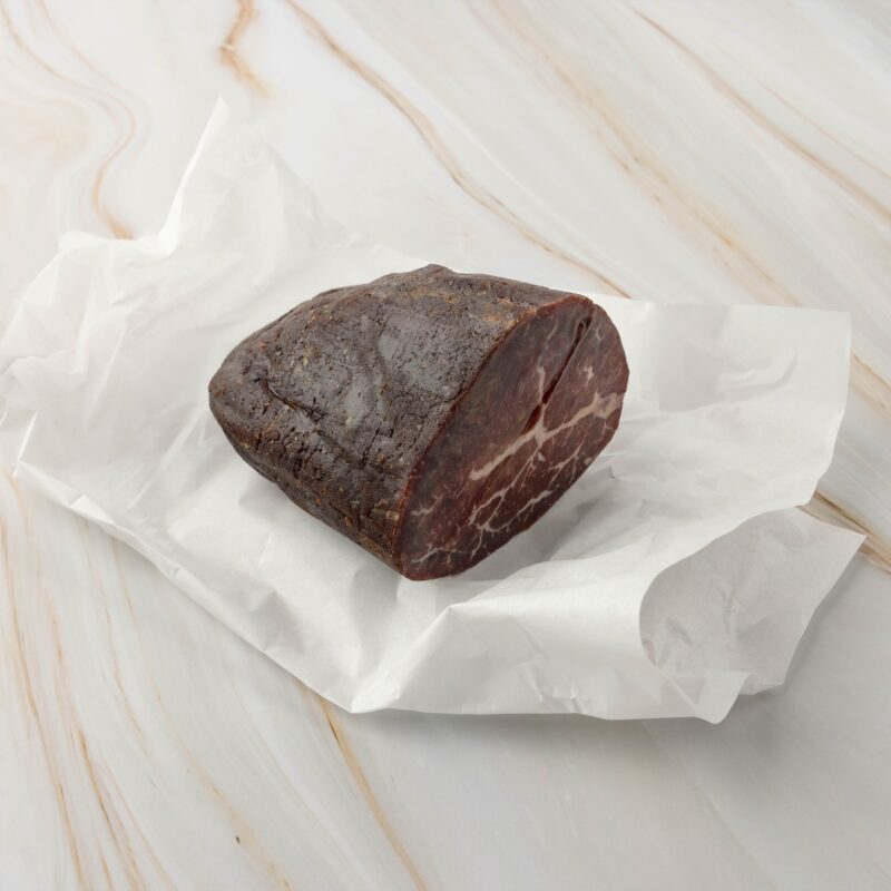 Stück Speck auf weißem Papier