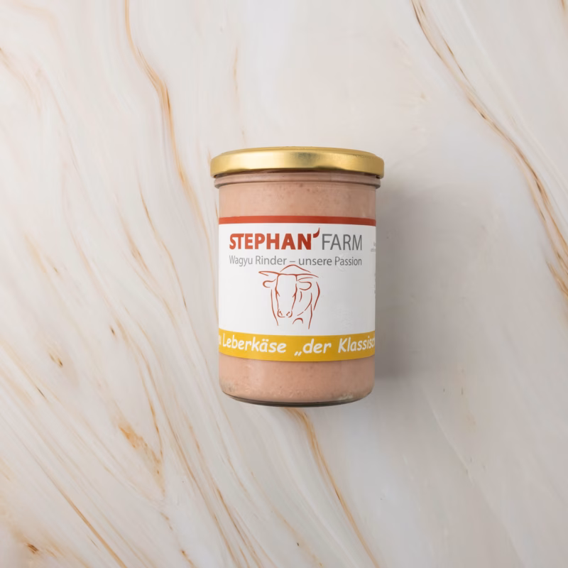 Glas mit Leberkäse auf Marmor, wagyu leberkäse klassisch