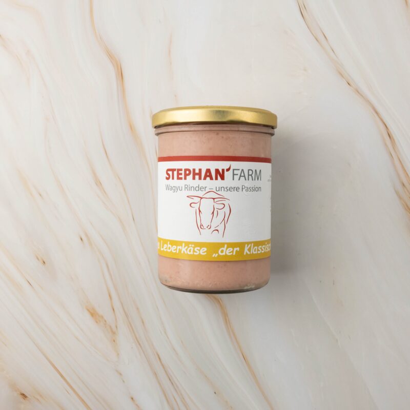 Glas mit Leberkäse auf Marmor, wagyu leberkäse klassisch