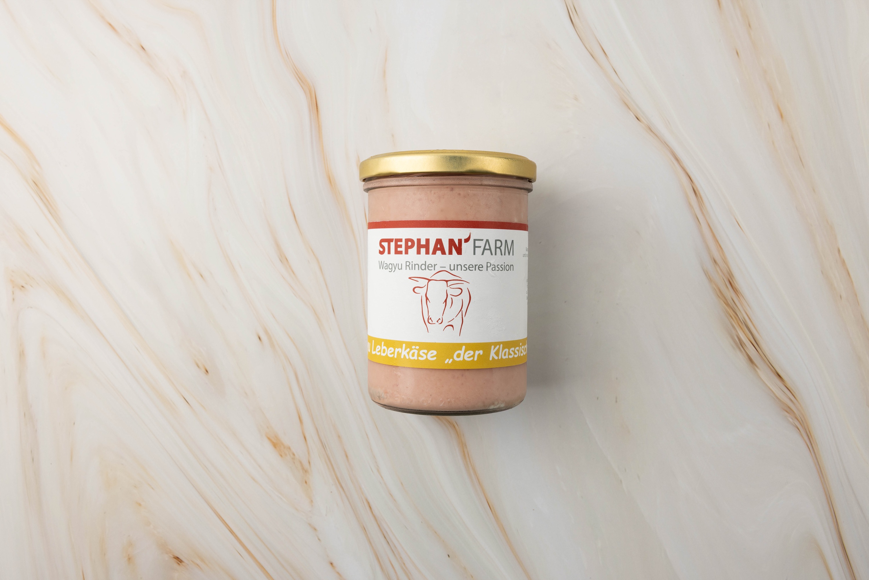 Glas mit Leberkäse auf Marmor, wagyu leberkäse klassisch