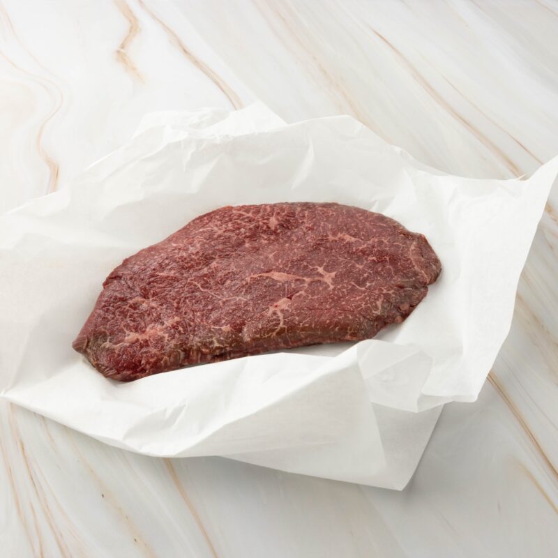 Rohes Fleisch auf weißem Papier