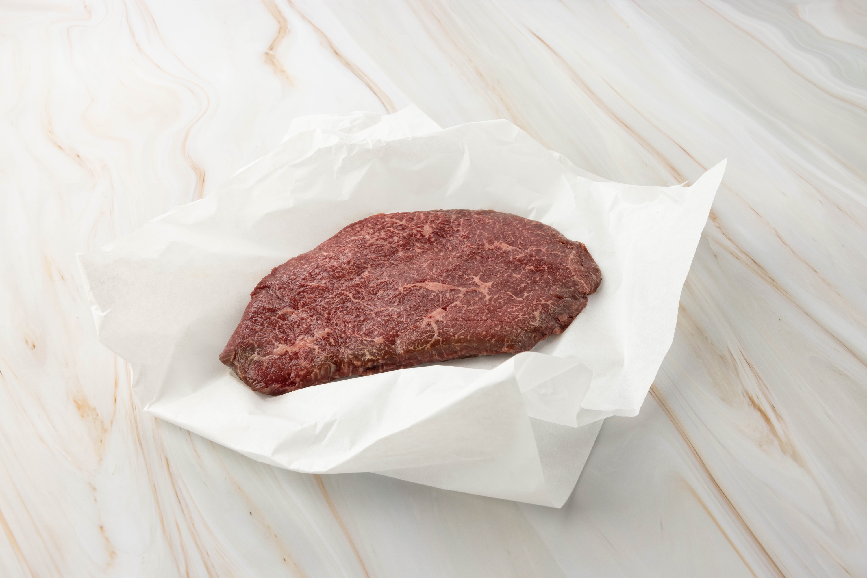Rohes Fleisch auf weißem Papier