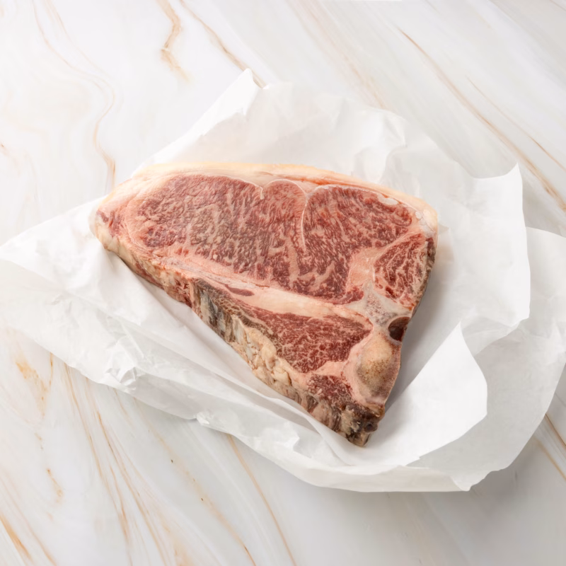 Rohes T-Bone Steak auf Papier