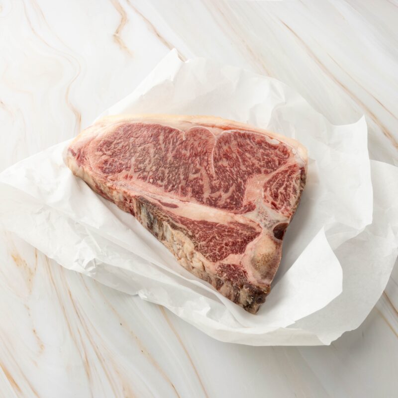 Rohes T-Bone Steak auf Papier