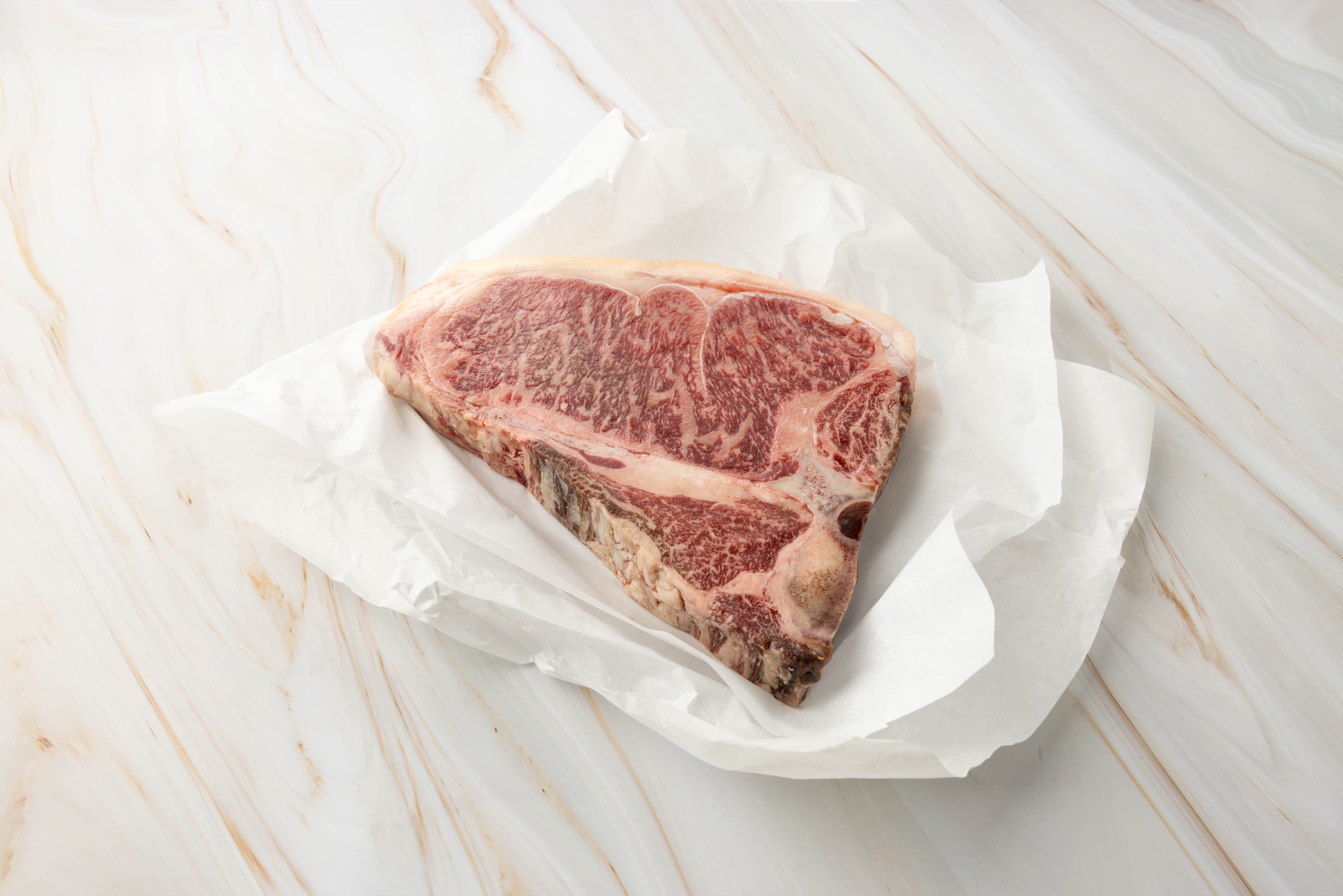 Rohes T-Bone Steak auf Papier