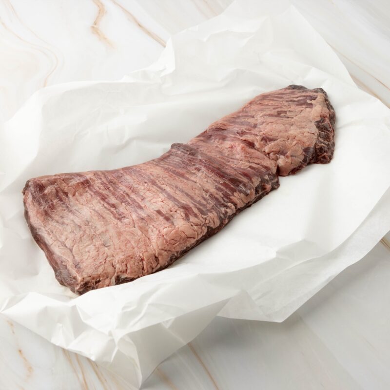 Rohes Skirt Steak auf Papier