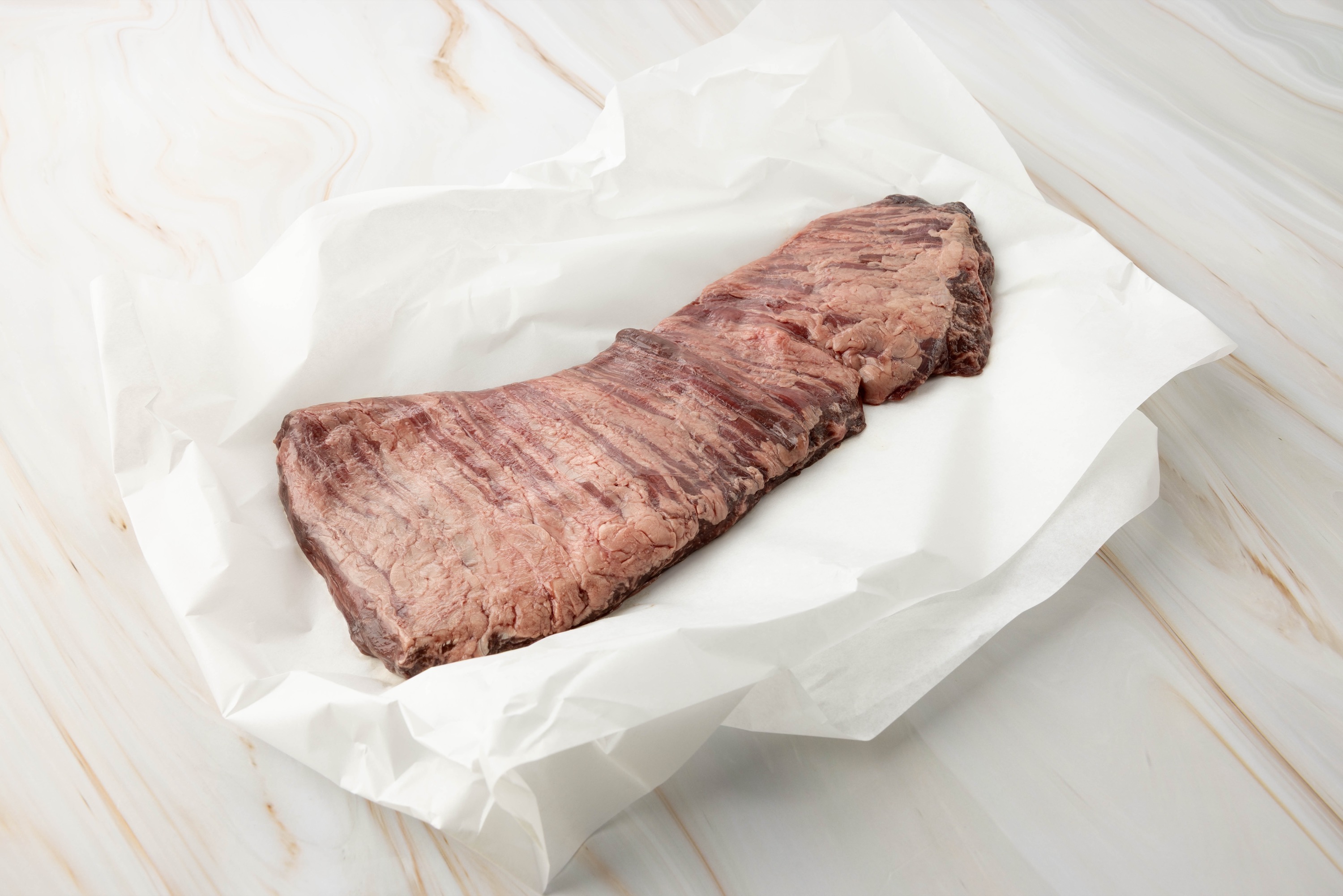 Rohes Skirt Steak auf Papier