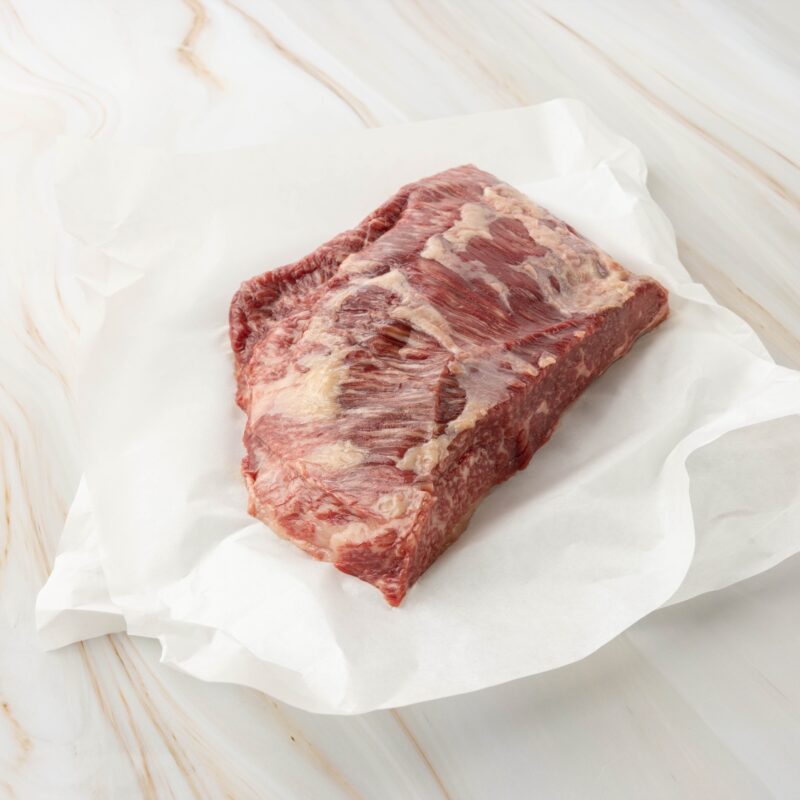 Rohes Ribeye-Steak auf Papier