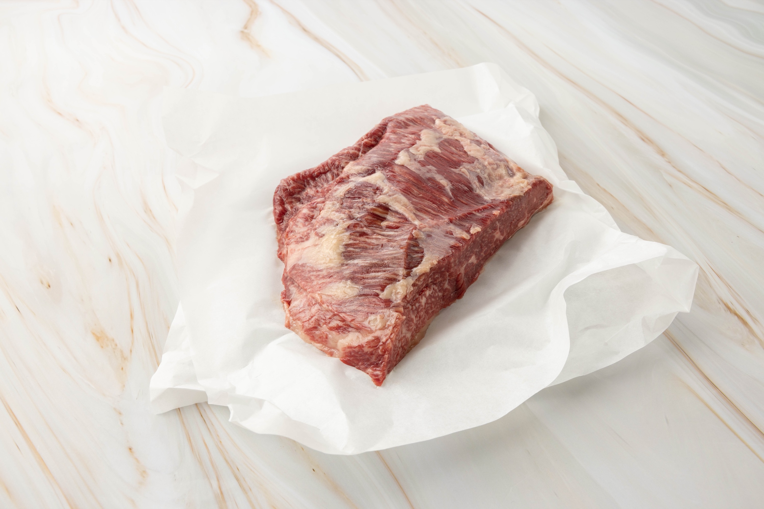 Rohes Ribeye-Steak auf Papier