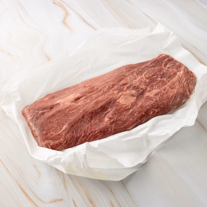 Rohes Fleisch auf weißem Papier, flat iron