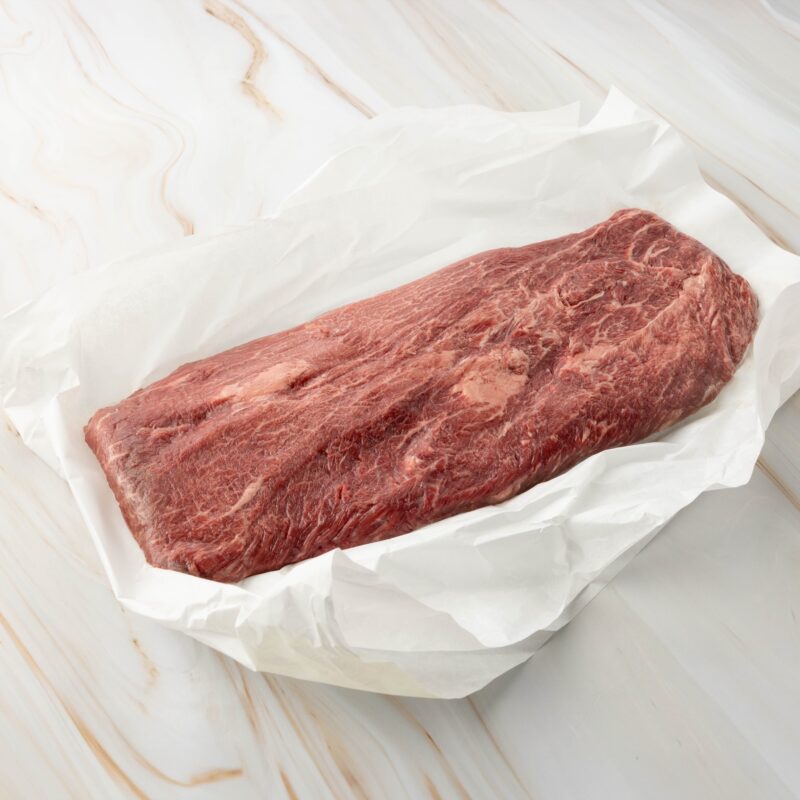 Rohes Fleisch auf weißem Papier, flat iron