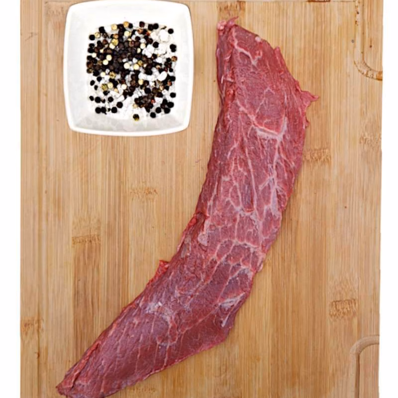 Rohes Fleisch mit Gewürzen daneben wagyu vegas strip steak