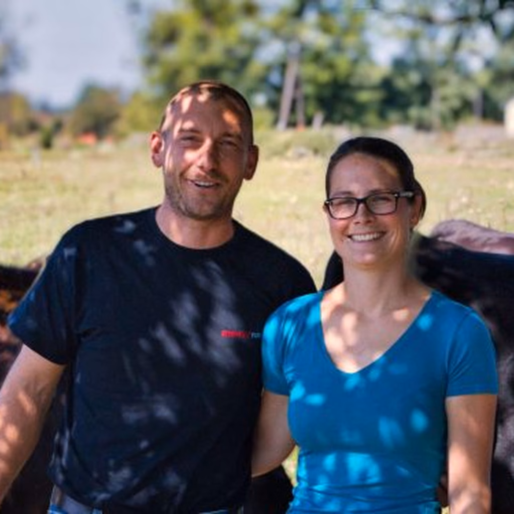 Lächelndes Paar im Freien